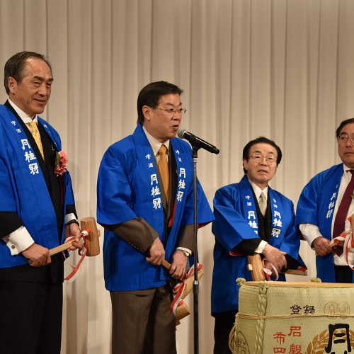 鏡開きのステージには任期満了間近の山田啓二 前京都府知事も