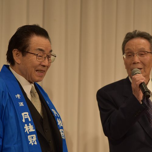 平安女学院大学学長の山岡景一郎氏（右）と弊社代表取締役社長 森村義明